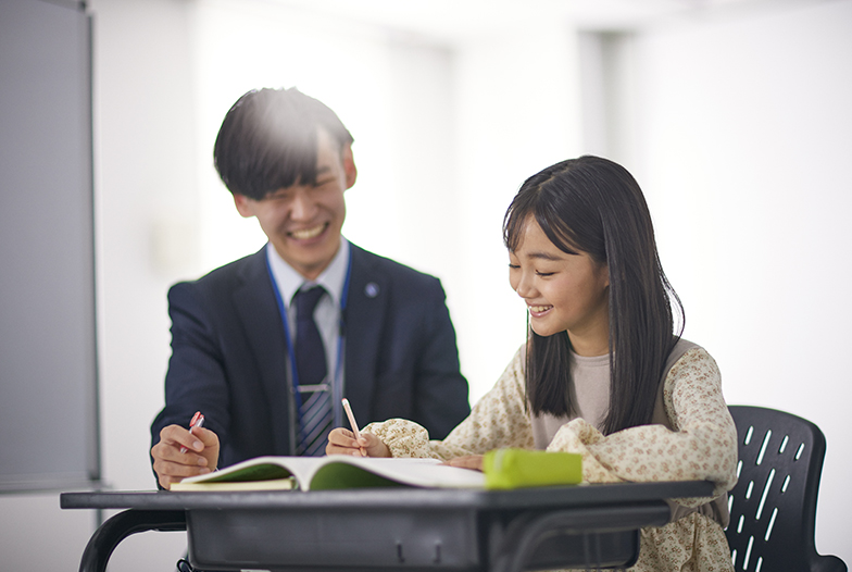 生徒に選ばれた講師たちが一人ひとりにしっかりと向き合う。