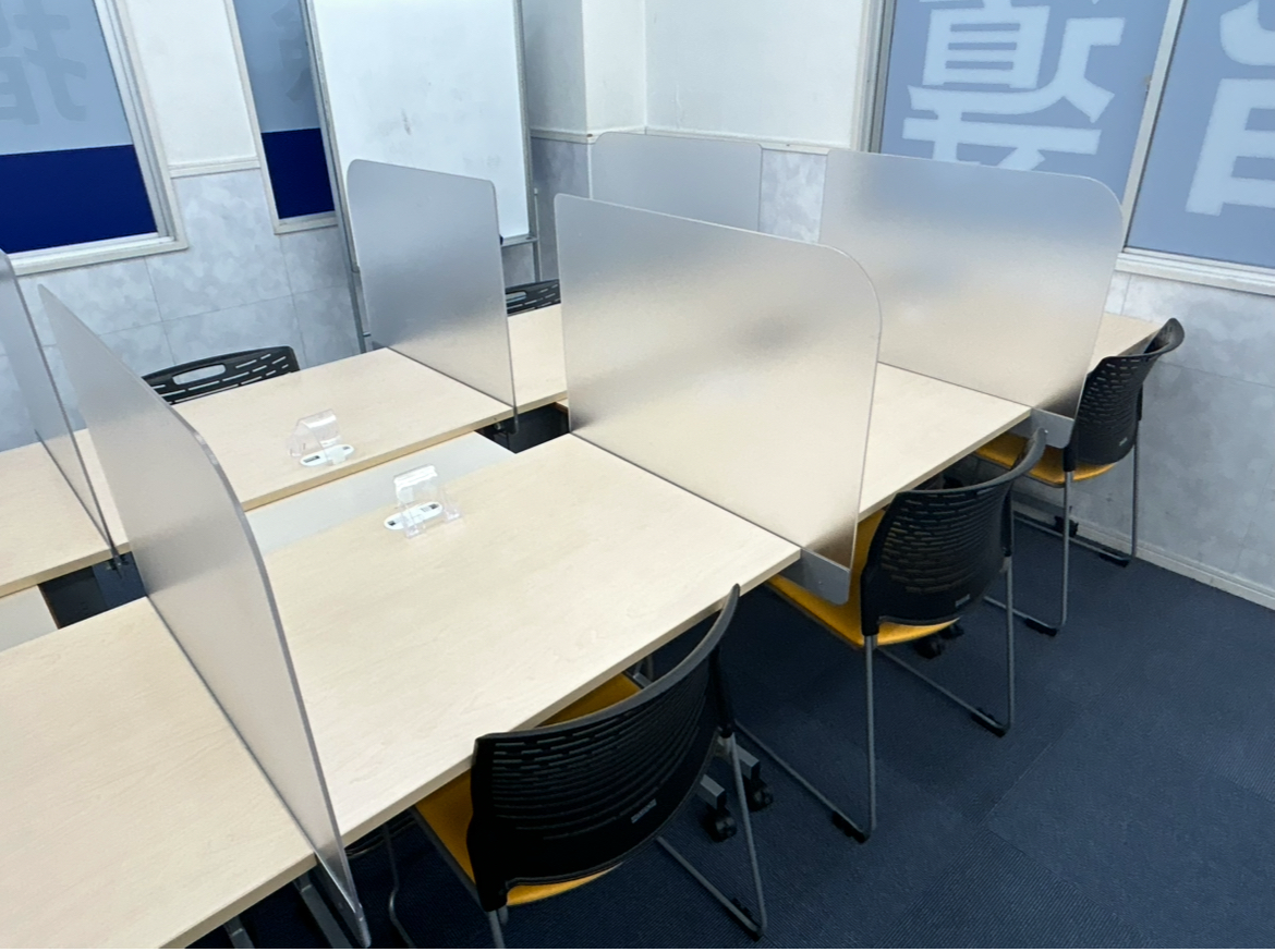 新しくなった明るい教室の全景