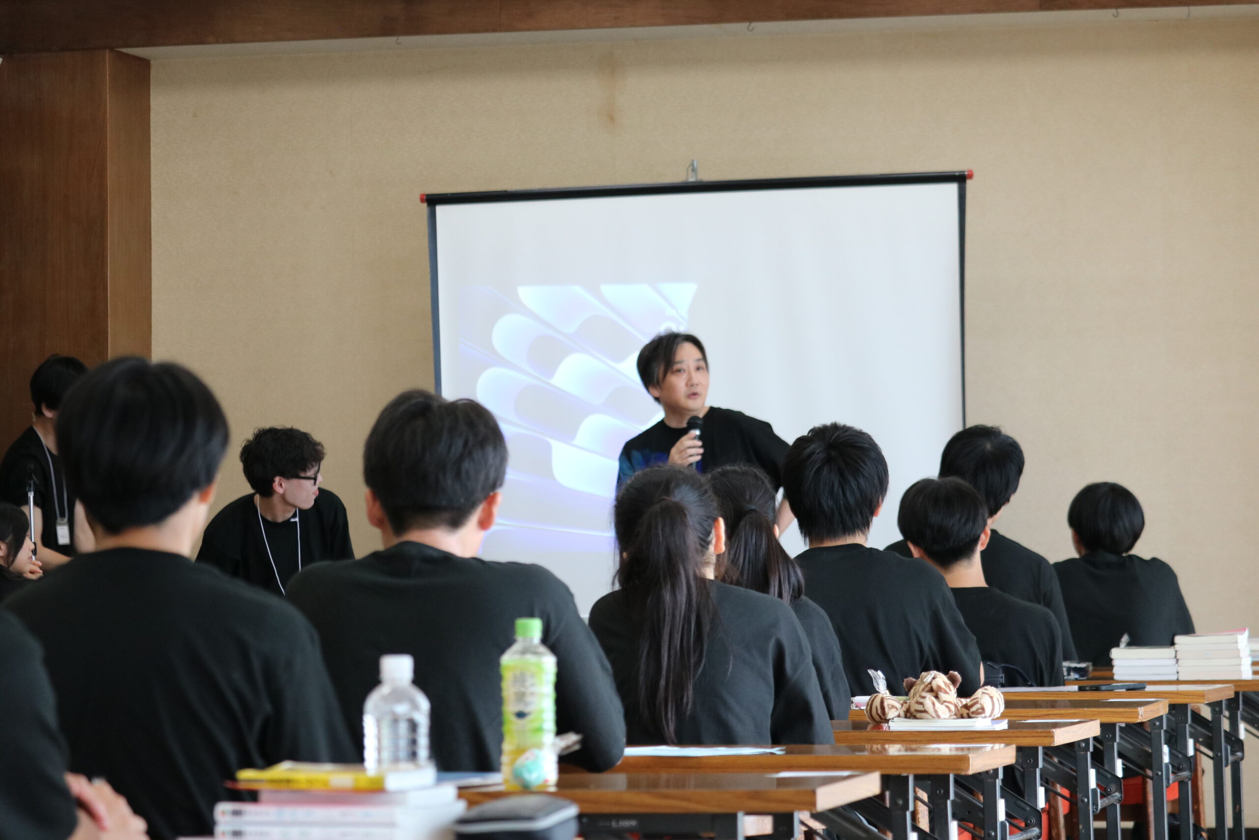 仲間と共に学ぶ様子